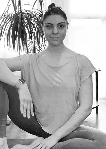 Eva, professeur de yoga aérien